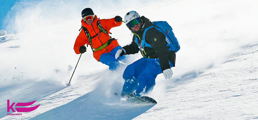 Лыжник и сноубордист едут с горы