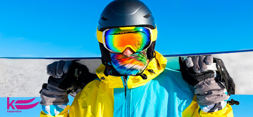 Сноубордист в окулярах та шоломі