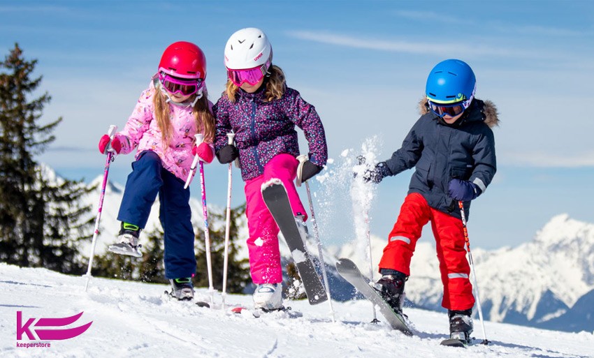 Дети учатся кататься на лыжах