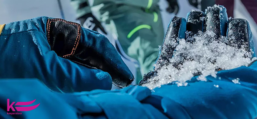 Перчатки Ortovox в снегу